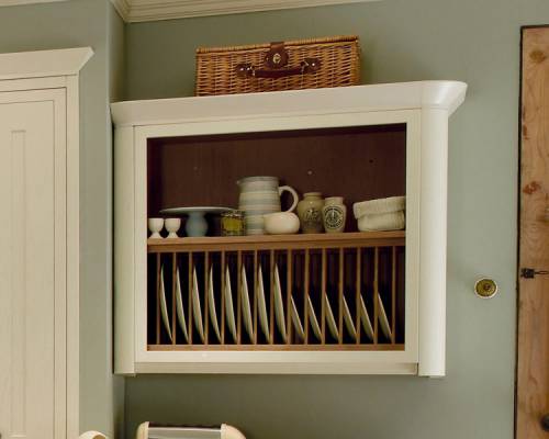 Wall plate rack with curved gable end