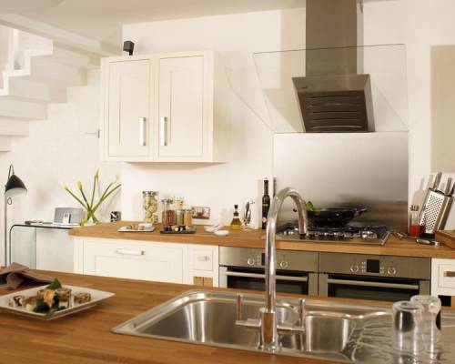 
Angled extractor, splashback and Bosch 5 burner gas hob